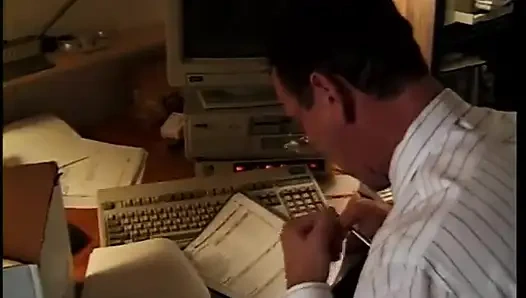 Шлюшка раздвигает ноги и мастурбирует для аудитора