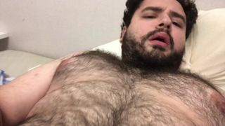 Un gros ours gay se branle et jouit sur son corps