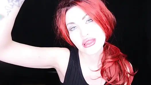 Siyah çizmeli kızıl saçlı İtalyan sahibe seni aşağılıyor