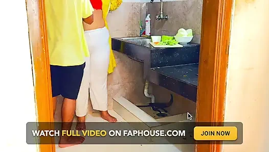 Tiba-tiba aku ngentot ibu mertuaku waktu dia lagi cutting kari di dapur - seks kasar sama desi