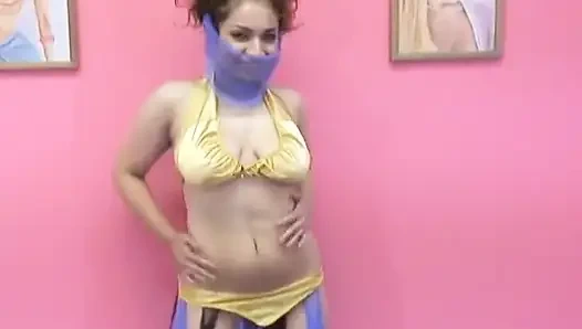 Meme ucu piercingli ve tatlı memeli egzotik bir sürtük sıkı amcığını parmaklıyor