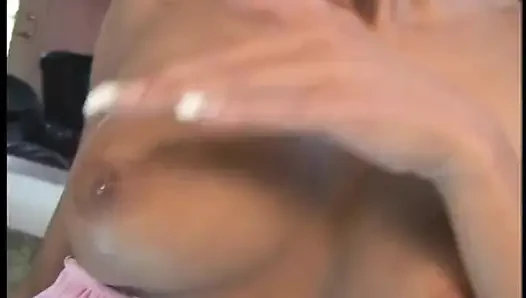 Sexy blondes schätzchen schiebt ihre enge muschi auf einen harten, dicken schwanz