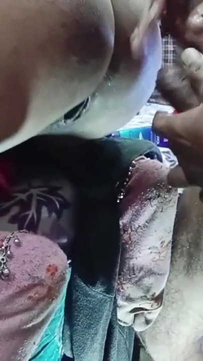 Büyük götlü iri güzel kadının sert götü sikişiyor Hintçe sesli anal seks, göt sikişi | Klip 2