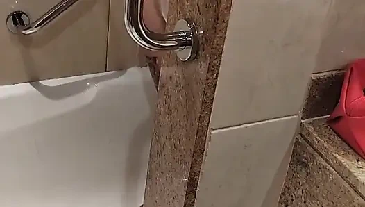 Otel odasında genç üvey kız kardeşimi izle. Beni yakaladılar ve duşta bana elle muamele çektiler