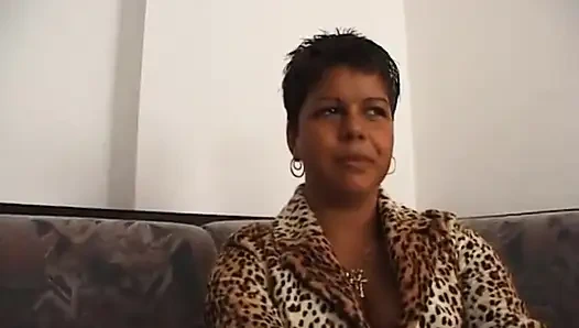 Pelacur ebony pantat besar menggosok dan meraba memeknya di casting