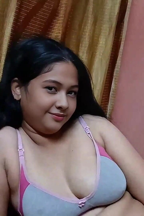 Sora vitregă sexy este satisfăcută și îi oferă o plăcere extremă