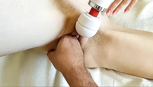 Istri seksi yang lagi sange ini mencoba fisting untuk pertama kalinya dengan memek aduhainya