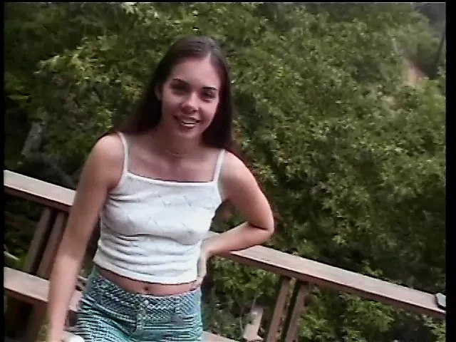 欲火中烧的美眉在被一根巨大的杆子钻出的湿洞时享受快乐