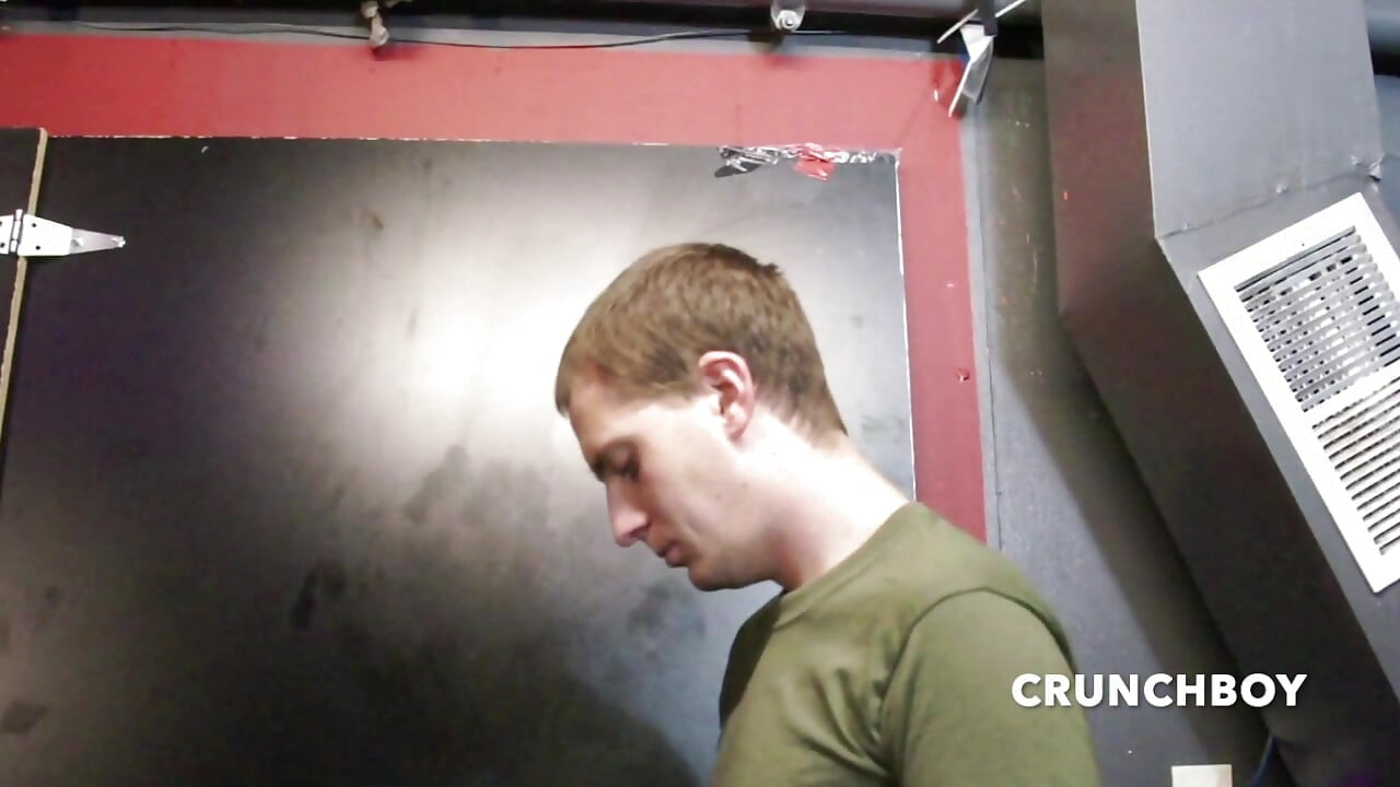 Gay muda menghisap kawan lurusnya dan dikongkek tanpa kondom