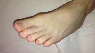 Głaskanie kutasa patrząc na seksowne stopy żony