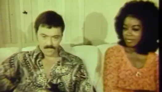 Лизание черно-белой киски в спальне