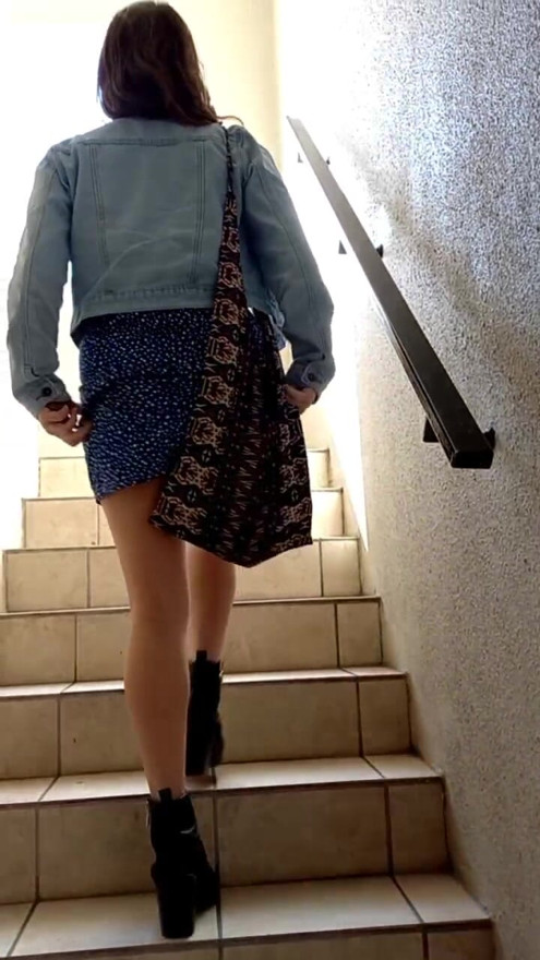 Bunda se mostrando - mostrando meu rabo enquanto suba as escadas
