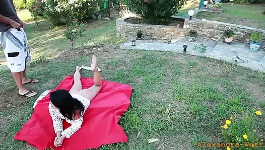 На улице и жирно! Член незнакомца используется на улице!