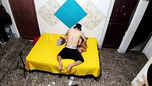Aku membawanya pulang dan kami akhirnya berhubungan seks dan membuat porno buatan sendiri. Bab 1
