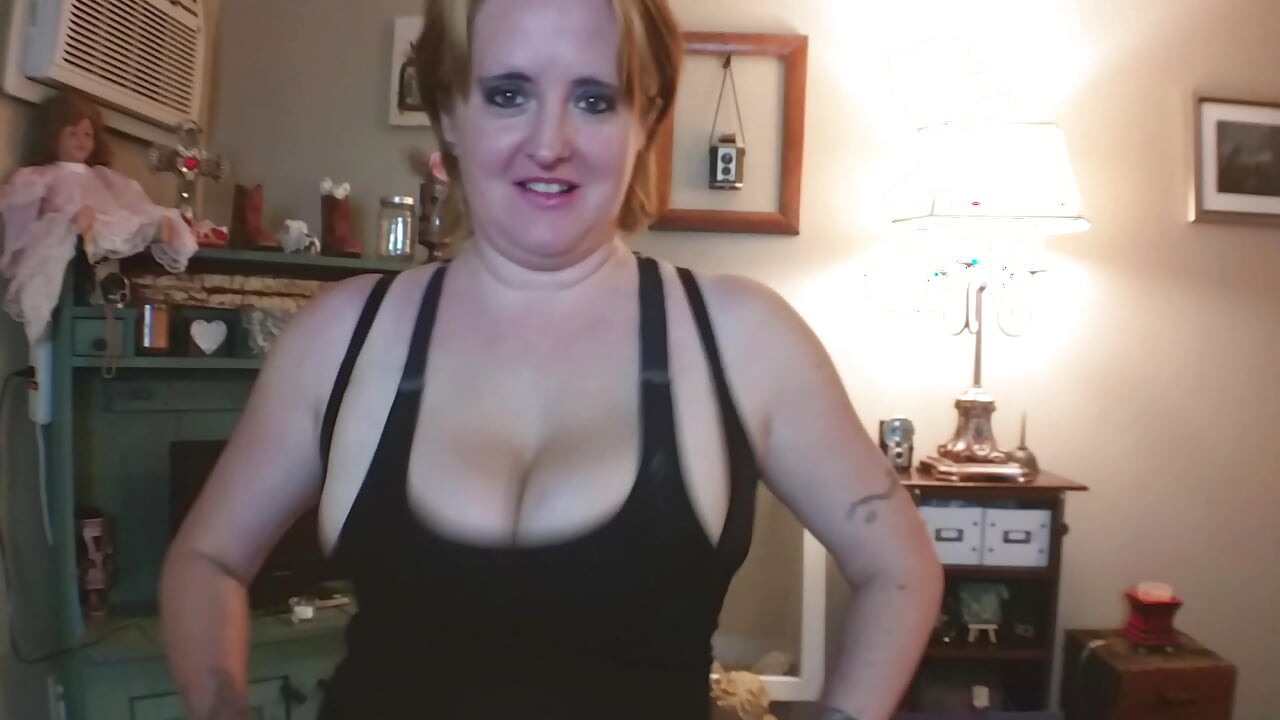El rebote de tetas de sujetador deportivo conduce a follar las tetas