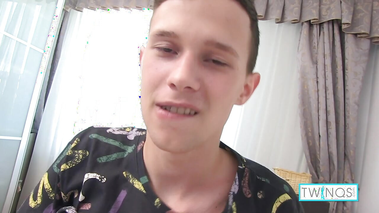 Efeminat slab Aaron un deget se fute și își umple gaura curului cu o jucărie sexuală!