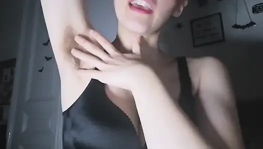 Smell Goddess'ın kıllı koltuk altlarını kokla