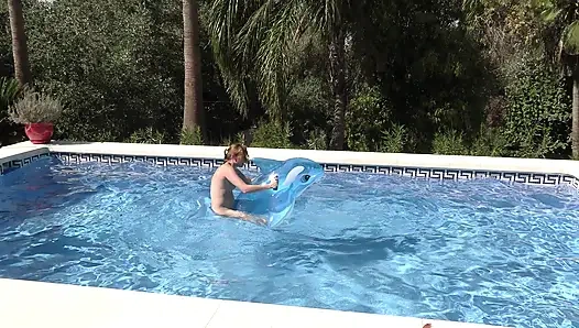 Nacktes aufblasbares ritt und humpen im schwimmbad im freien