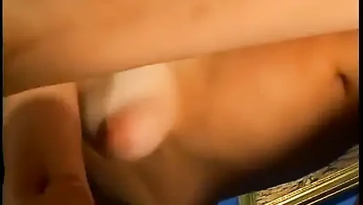 Biseksüel adam seksi bebeğin takma yarağını yalarken eşcinsel delikanlının götünü sikiyor