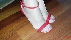 Formás lábak, meztelen harisnyanadrág és dögös vörös körmök és cipők