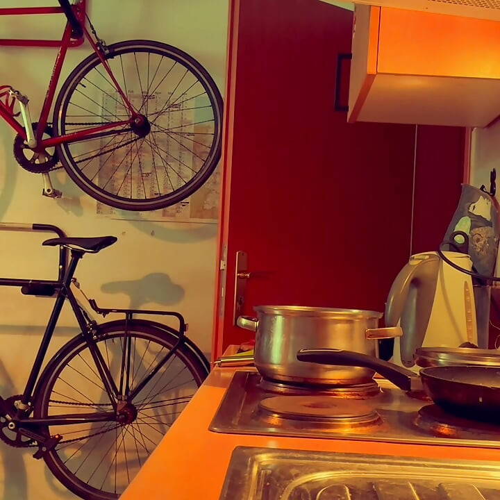 Diversão molhada na cozinha