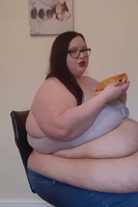 SSBBW pizza enchendo na cadeira do escritório