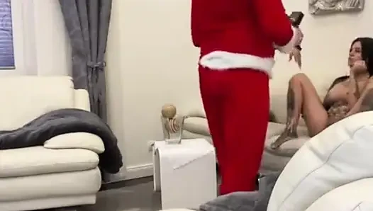 Dövmeli orta yaşlı seksi kadınlar Noel Baba'sını memnun etmek için takım oluyor