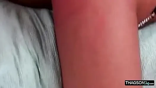 Olgun esmerin götü damlayan gül ağacı hareketiyle genişliyor