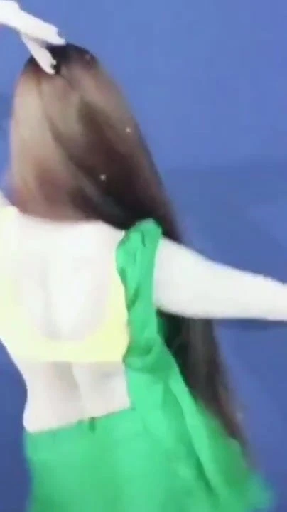 Danza calda della ragazza indiana