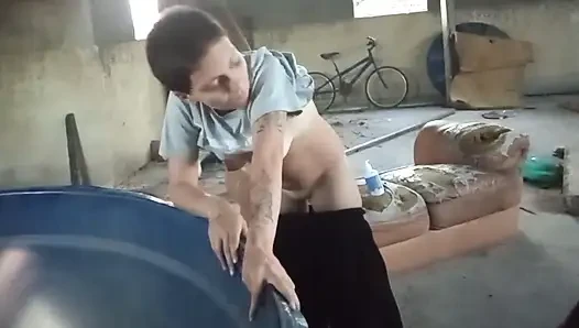 Den Arsch des Schuhs auf der Terrasse zu 100% anal ficken