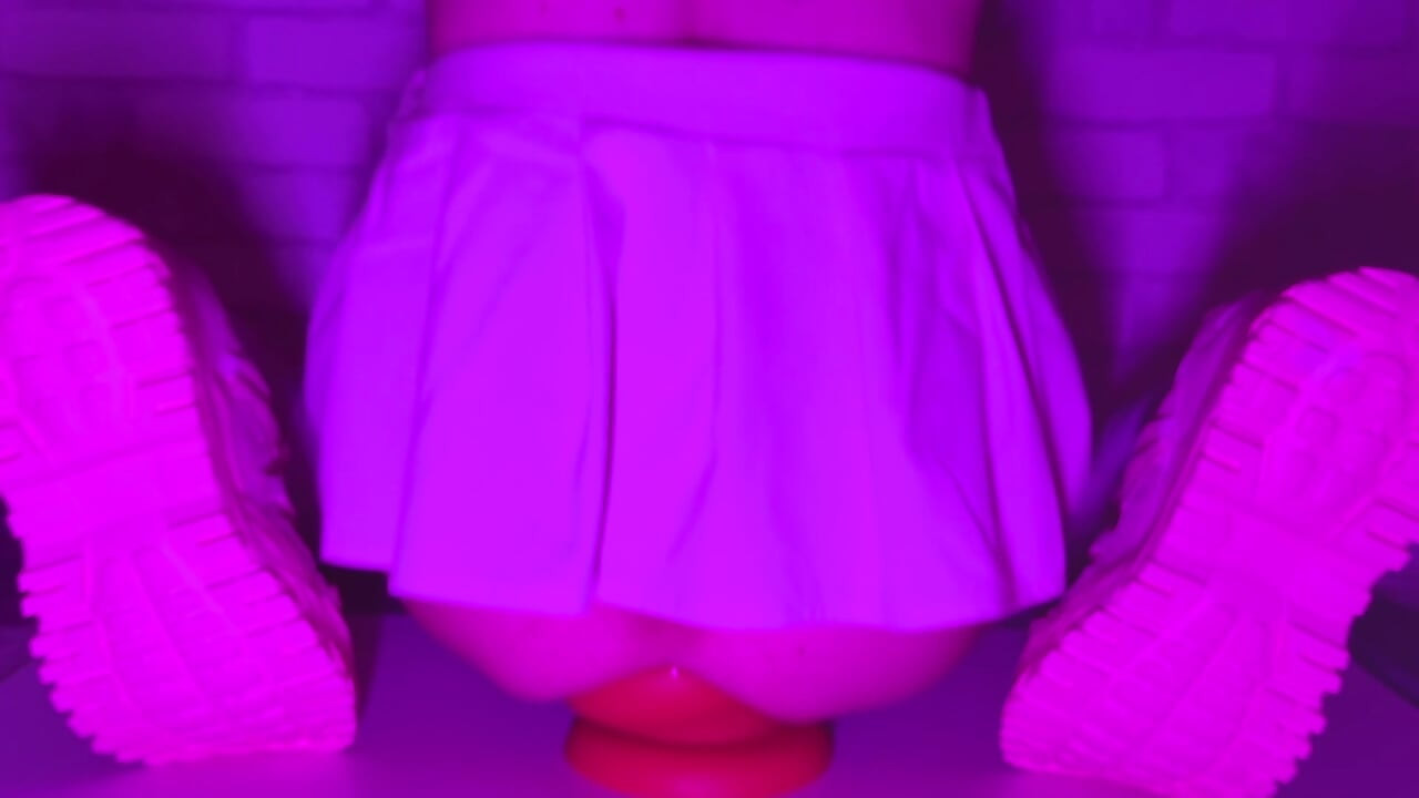 סיסי גירל בחצאית קצרה קופצת על פלאג אנאלי ענקי בעובי 12 סנטימטר