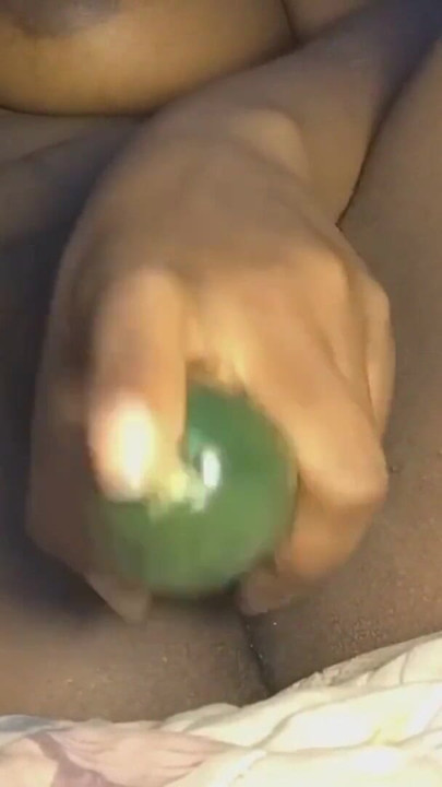 早上的自慰以大声的高潮结束。我抚摸我紧致的阴户 |剪辑 1