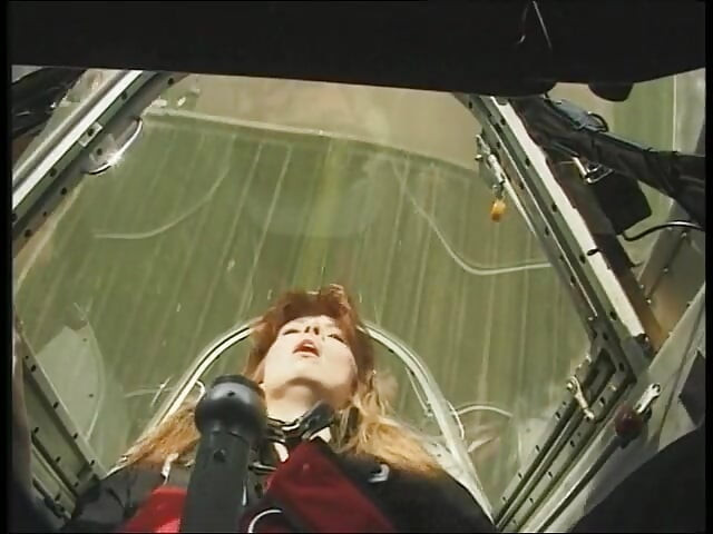 عاهرة مذهلة ذات شعر أحمر تتناك في الهواء الطلق من قبل الطيار