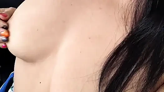 Kaprisli büyük göğüslü bir kadın göğüsleriyle oynuyor, heyecanlı bir cadı gibi kendine dokunuyor.