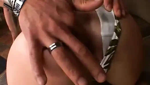 Brunette berkacamata menunggangi dong hitam dan meneteskan air mani