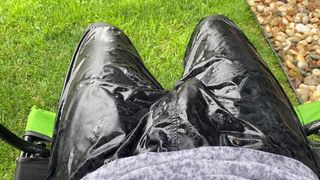 Sentado bajo la lluvia con pantalones de nylon Nike