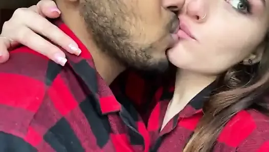 Индийская пара целуется (очень горячий поцелуй видел индиец)