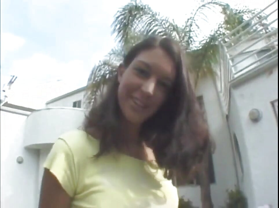 Morena estella de pernas longas tem 18 anos e está ansiosa