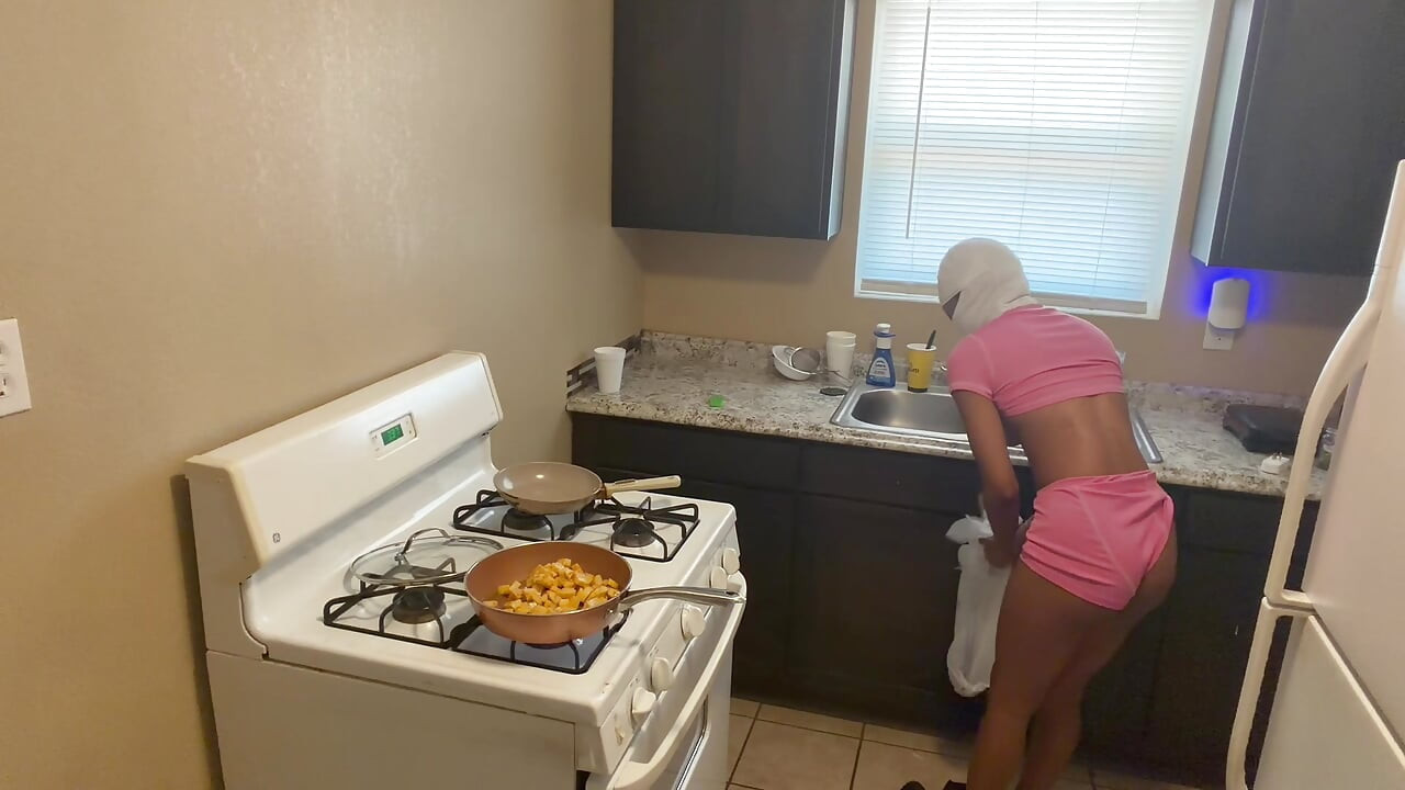 Hot babe naked making breakfast for her boyfriend m