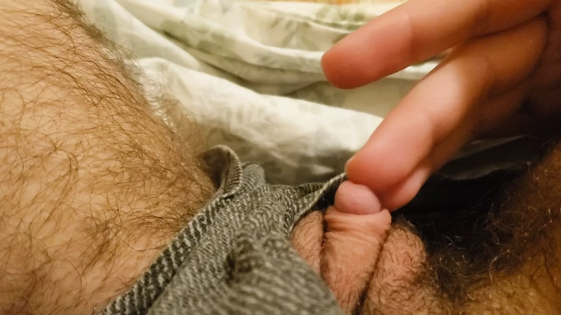 Accarezzando il cazzo ftm attraverso le mie mutande