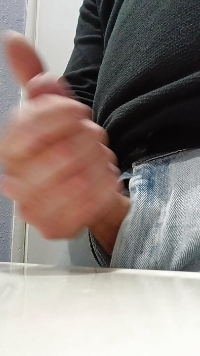 Белый паренек мастурбирует, член кончает