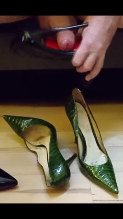 Leche en los tacones altos de Casadei de cuero de serpiente verde