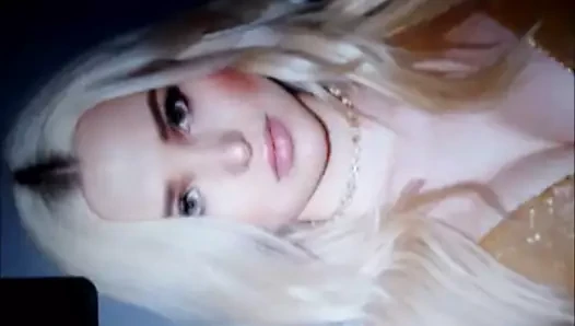 Dove Cameron boşalıyor