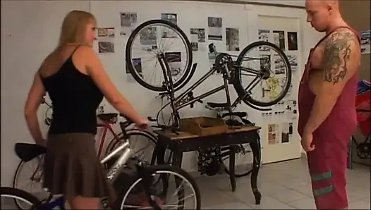 Ateşli büyük memeli amatör orta yaşlı seksi kadın sikiliyor ve büyük yarakla amına boşalıyor