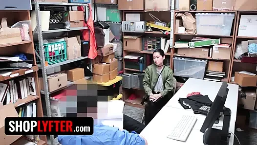 Shoplyfter - dünne schmutzige asiatin jade Noir wurde beim stehlen erwischt und von Pervers-Offizier diszipliniert