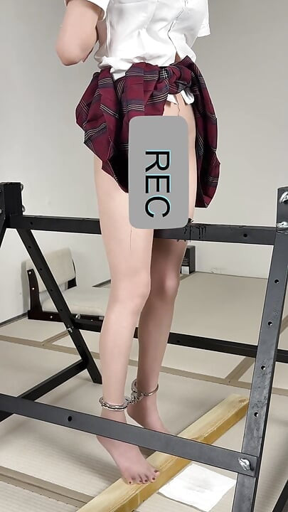 El falo se extiende y se contrae, entonces la persona se hace parar en una esquina y es penetrada mientras también se hace doblar