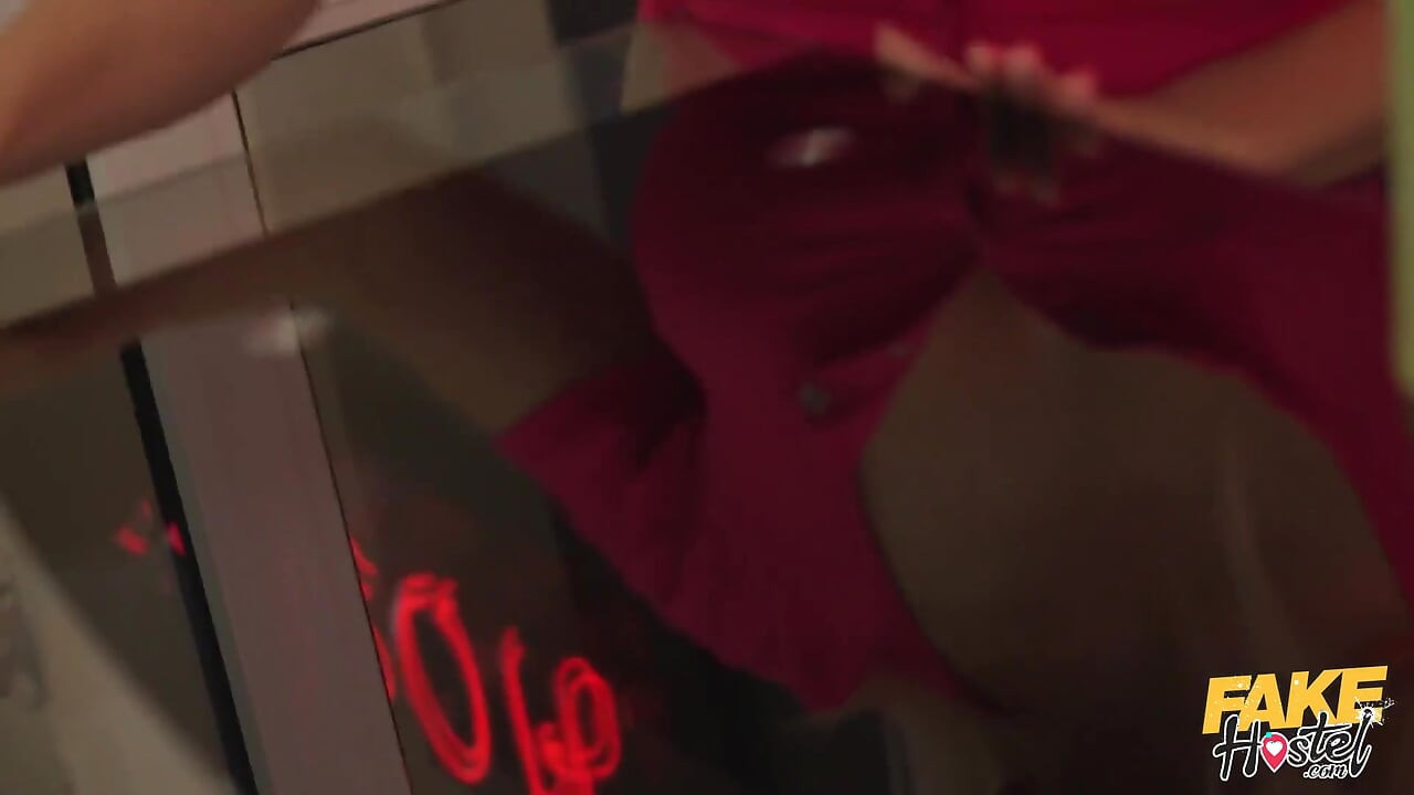 Fake hostel - Lily Joy zorgt ervoor dat ze de Rool en al het sperma reinigt voordat ze vertrekt