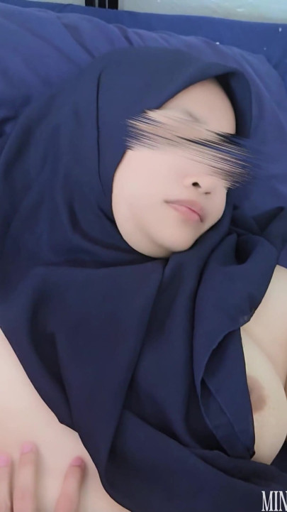 Geile Hijab stieftante blijft, dat milfpoesje wordt geneukt en komt binnen klaar - Minokiiko | Clip 1