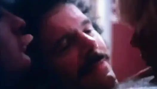 Klasik kısa saçlı sarışın orta yaşlı seksi kadın