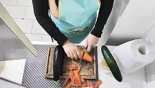 Aç göt deliğime büyük bir salatalık sokuyorum - fetiş